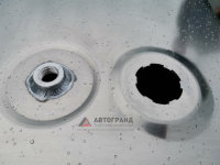 Отверстие топливозаборника и отверстие дыхательного клапана (сапуна)